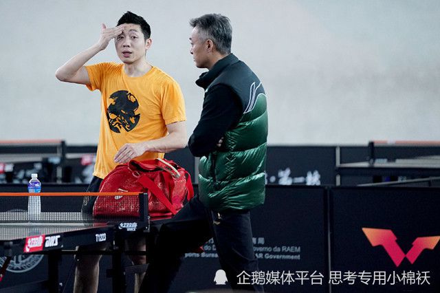 杨幂着黑色透视短裙秀美腿,当结束拍照之后,杨幂双手合十鞠躬谢媒体。